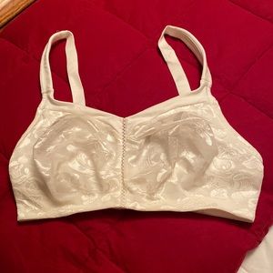 NWOT Wacoal ivory WIRELESS Awareness bra. Never worn